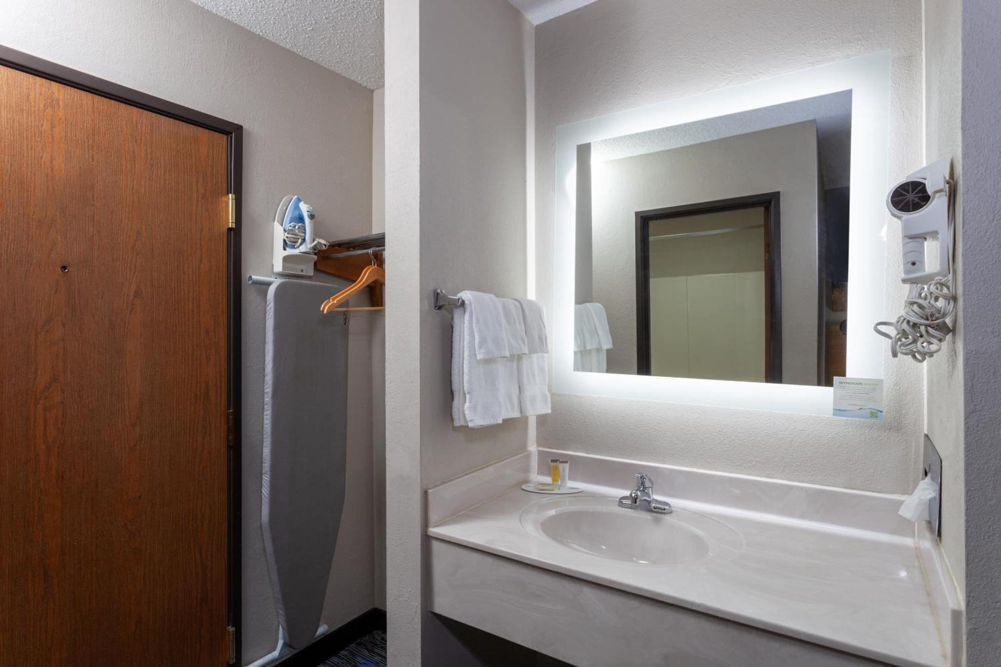 Days Inn By Wyndham Wooster Eksteriør billede